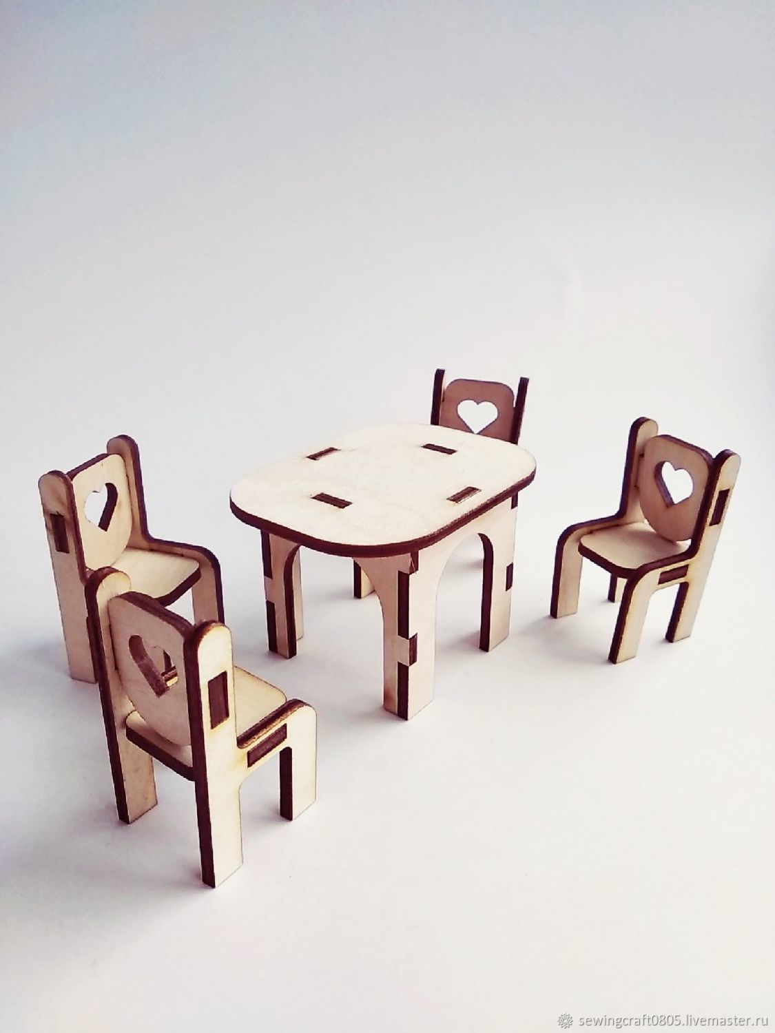 Кукольный стол со стульями