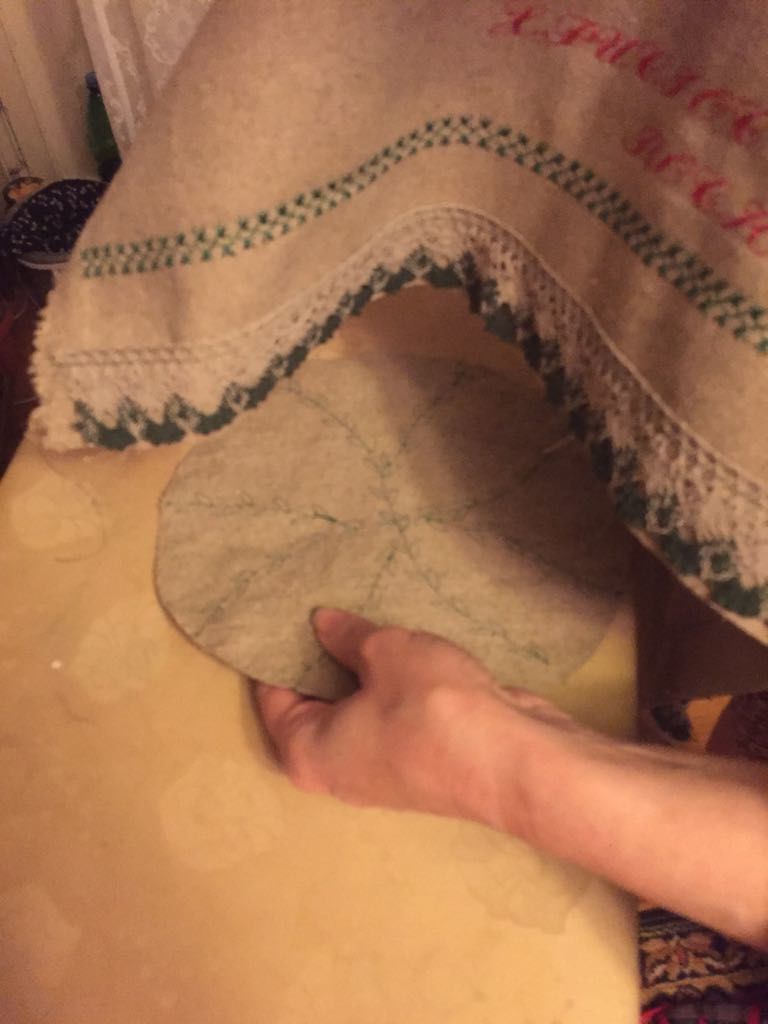 Процесс сшивания дна пасхальной торбы