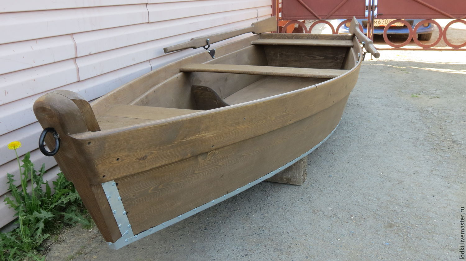 Купить лодку бу в ростовской области. Лодка весельная деревянная. Весельные лодки из дерева. Узкая лодка деревянная 5 м. Деревянная лодка 4,5 м.