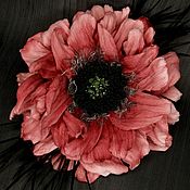 Брошь-булавка: Большая чёрная с перьями хризантема из ткани