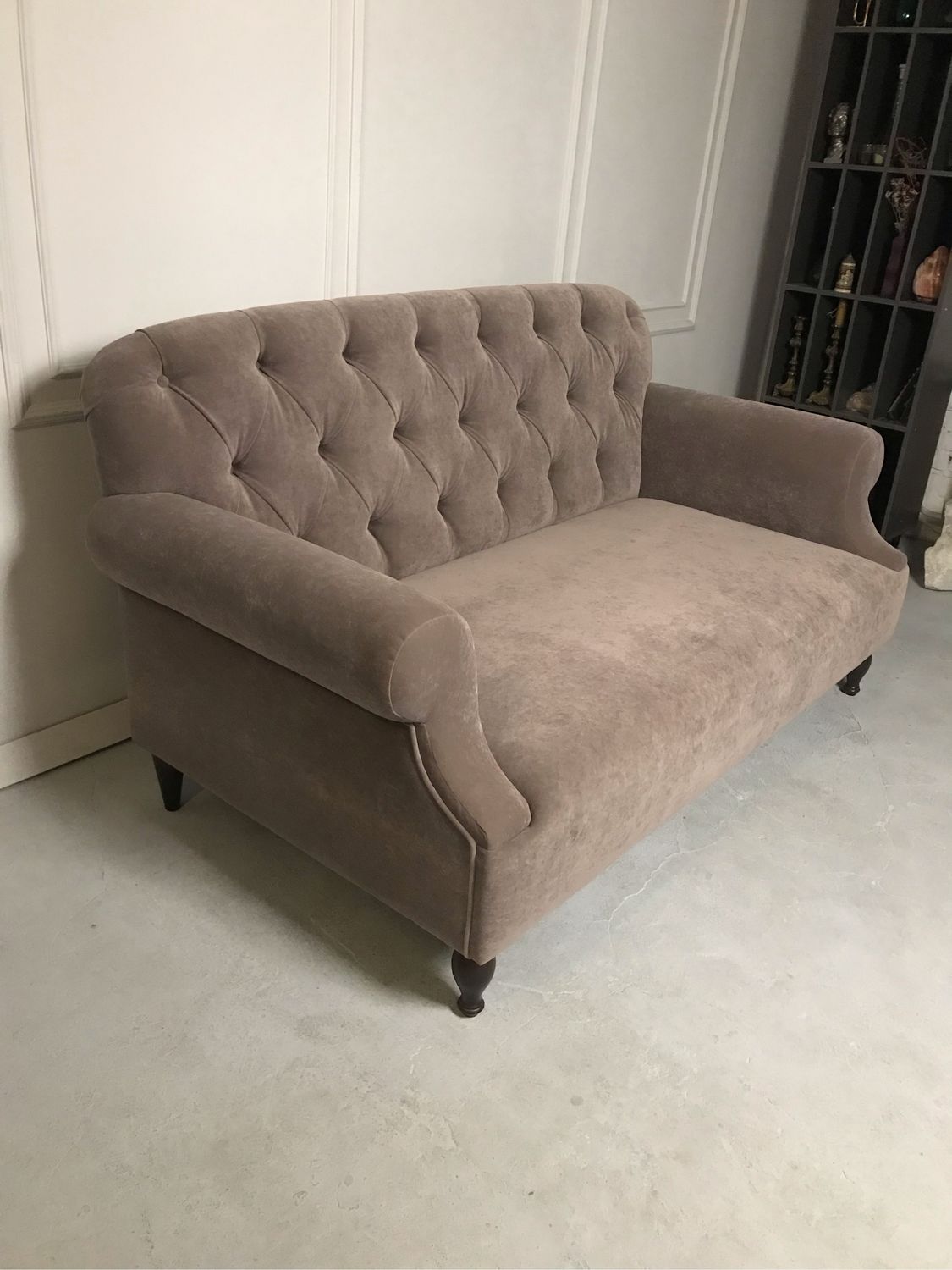 Много мебели классический диван