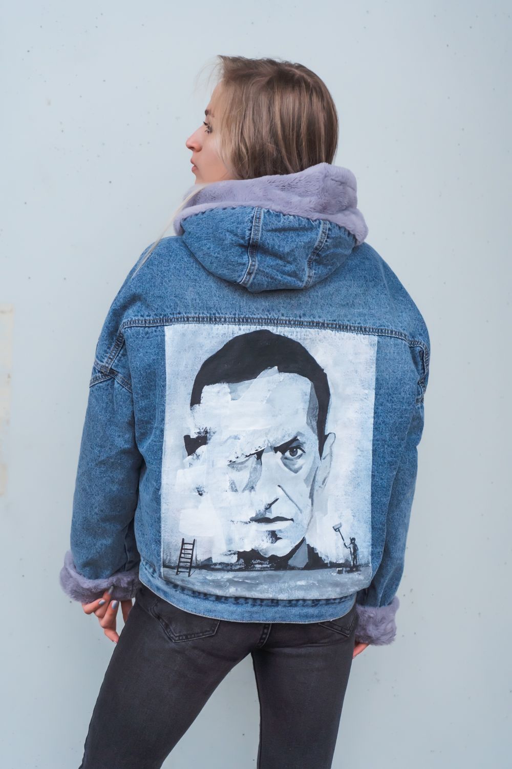 Утеплённая женская джинсовая куртка с рисунком «Один день из жизни…» винтернет-магазине Ярмарка Мастеров по цене 15500 ₽ – MTZFIRU