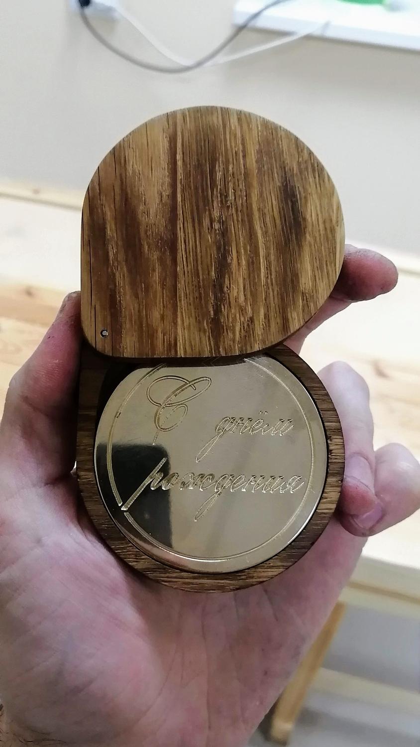 Дубовая шкатулка для латунного медальона.