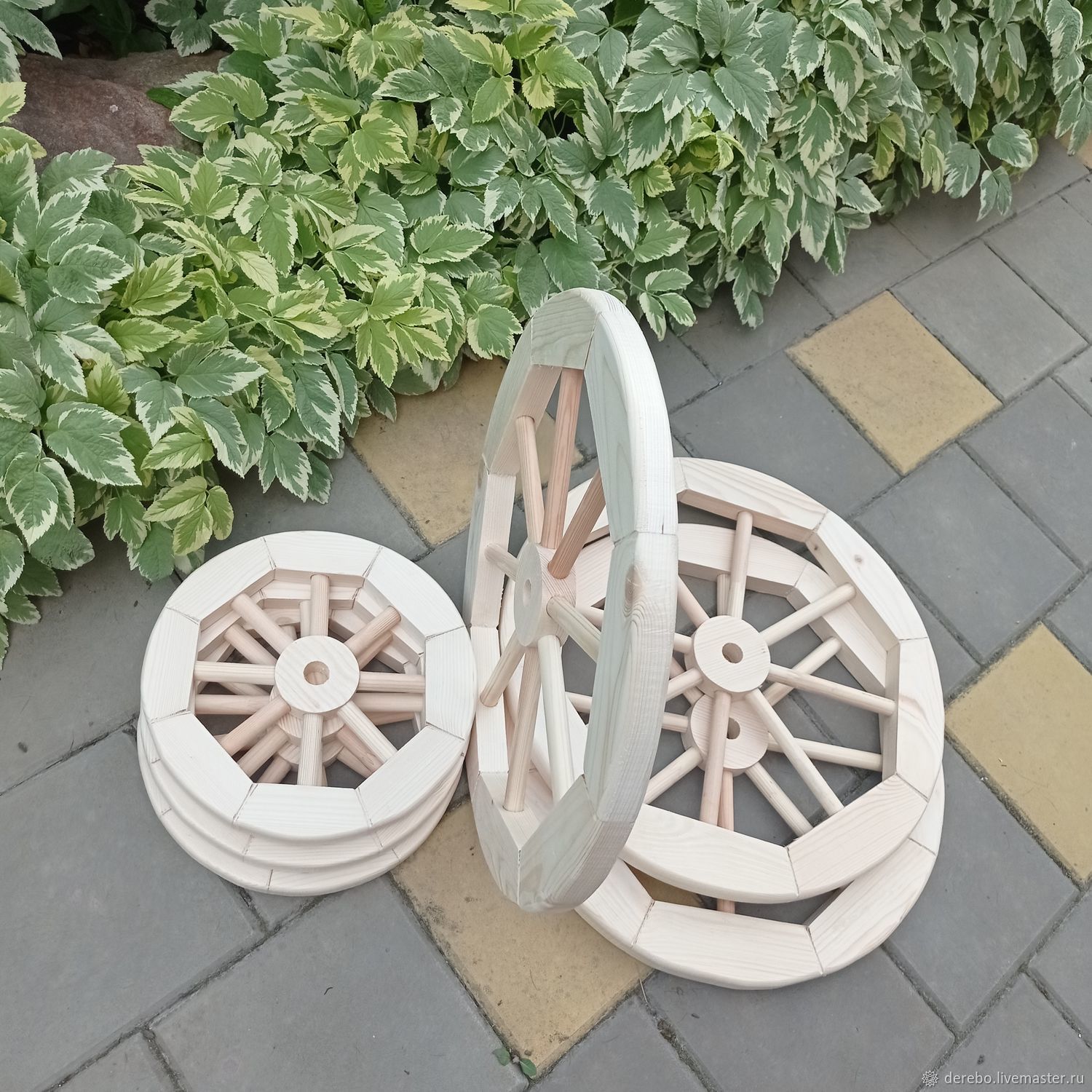 Идея для декора сада от Ольги Вороновой: салаты в тележном колесе