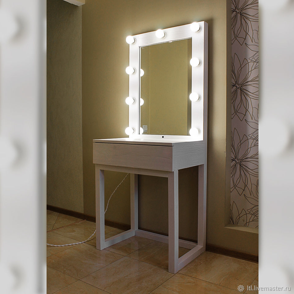Туалетный столик + зеркало с лампочками в е Ярмарка .