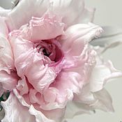 Цветы из шелка. Роза "Зима в розовом цвете" - заколка-брошь