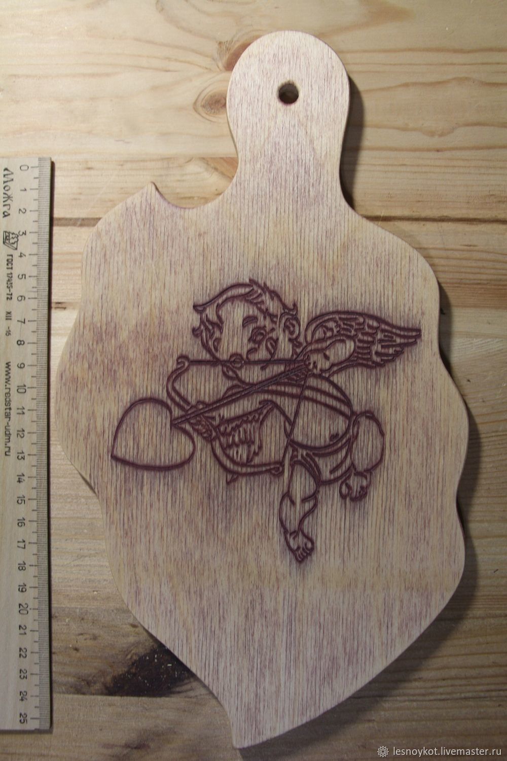 Кухонная доска из фанеры. Разделочная доска из дерева. Кухонные разделочные доски из дерева. Дощечки для кухни. Интересные разделочные доски.