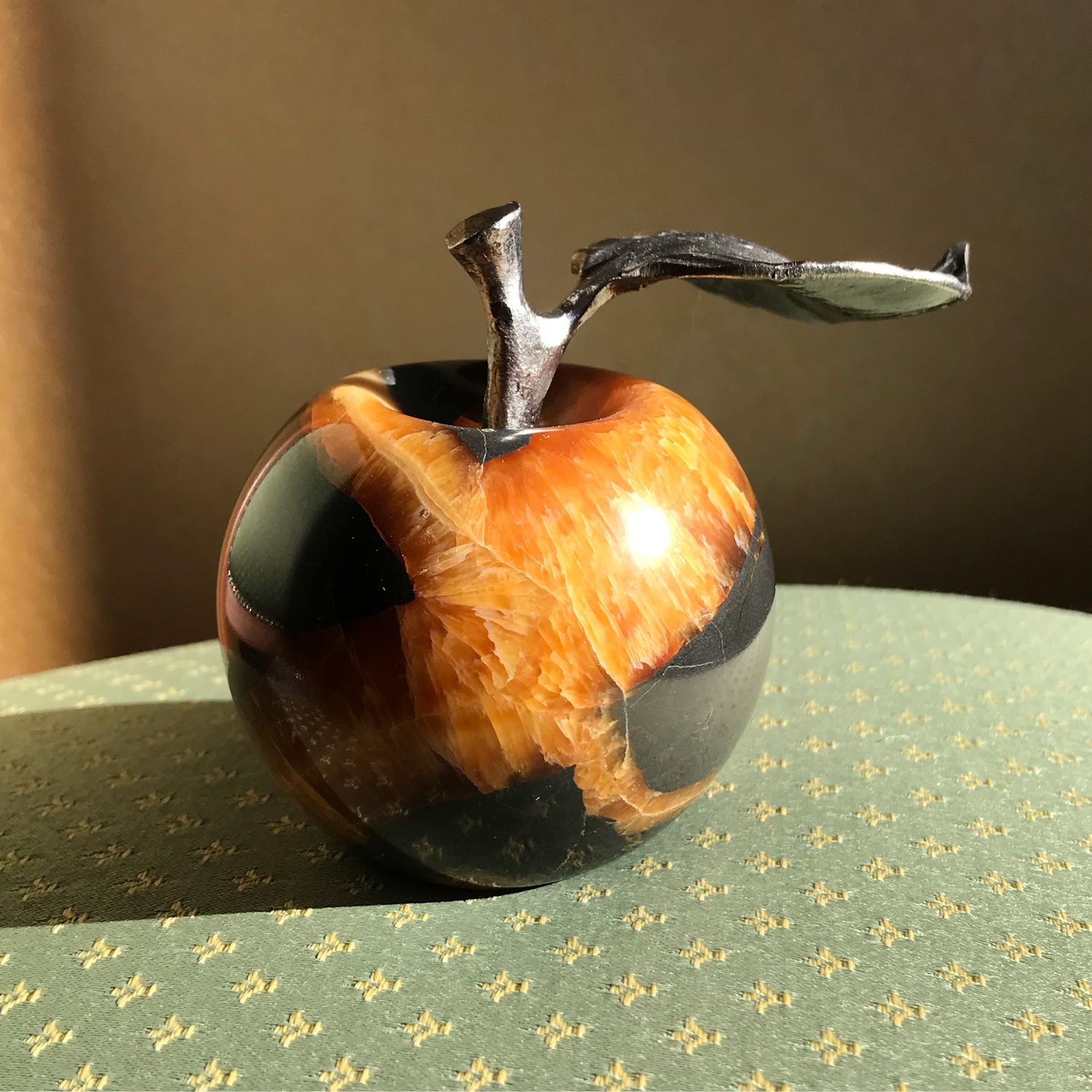 Каменное яблоко. Сувенир яблоко из камня. Яблоко из натурального камня. Яблоко из симбирцита. Каменное яблоко сувенир.