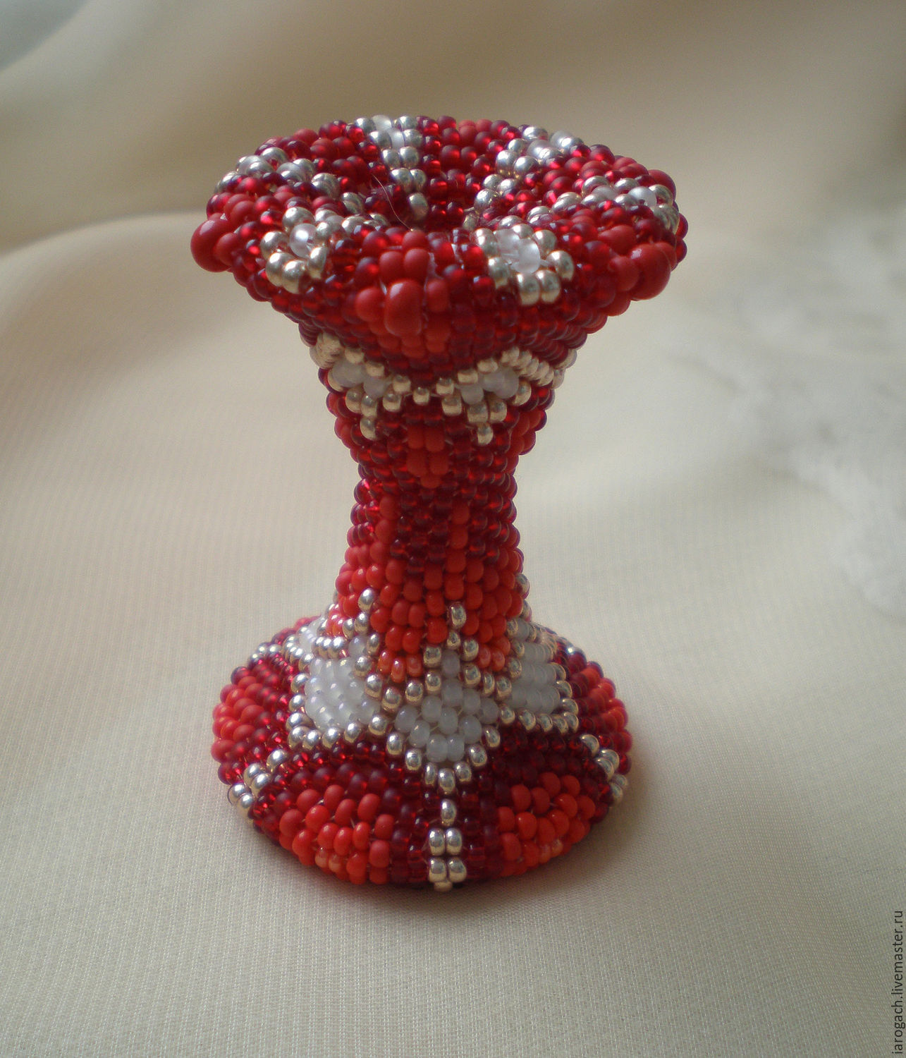 Яйцо оплетенное бисером. Подставка из бусин. Люстра с деревянными бусами. Украшения карандашом. Оплетение яиц бисером.