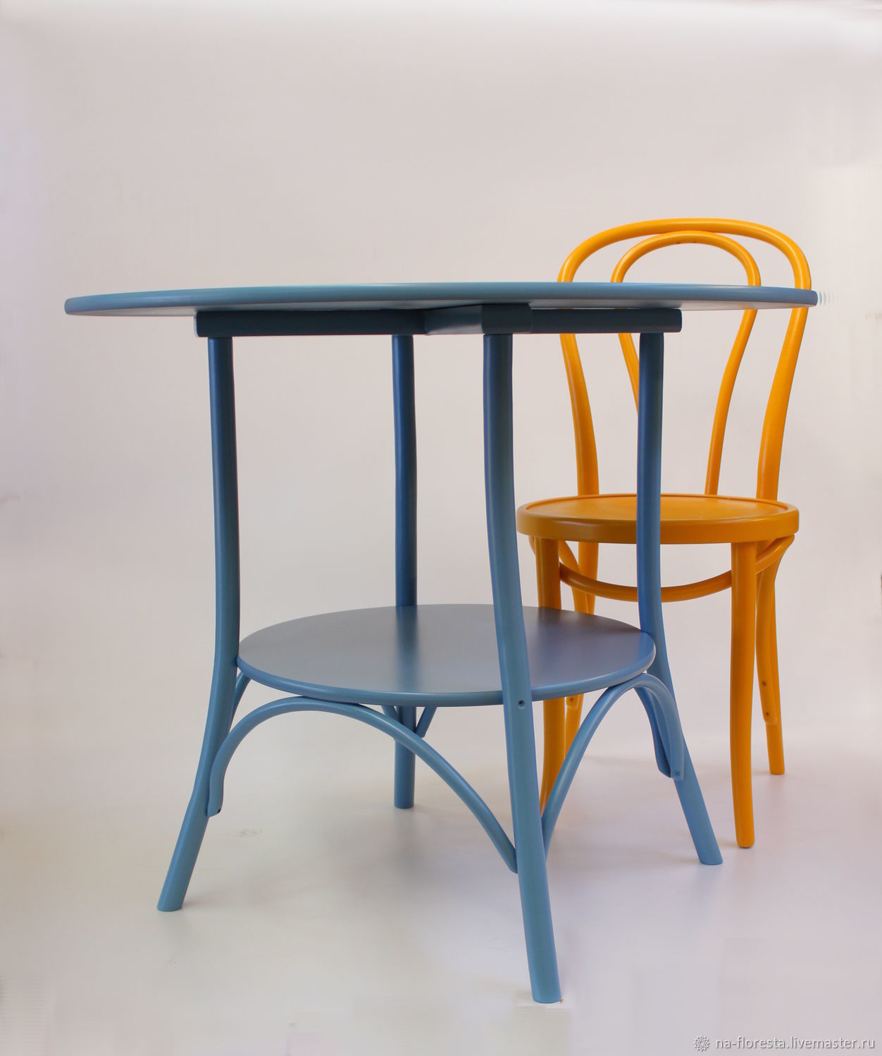 Голубые стулья и стол