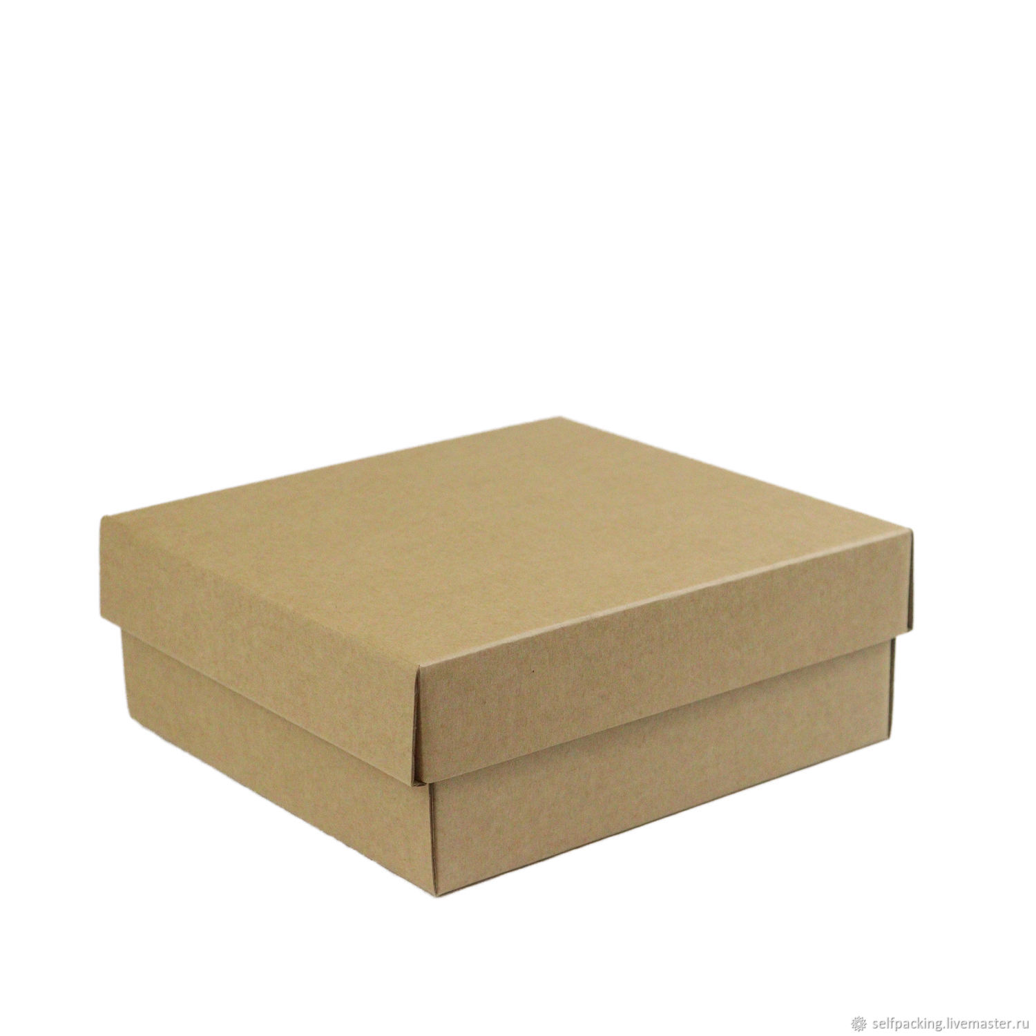 Шаблон для письма на картонной коробке обклеен белой бумажкой с разноцветным скотчем | Премиум Фото