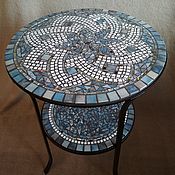 Круглый столик с мозаичной столешницей
