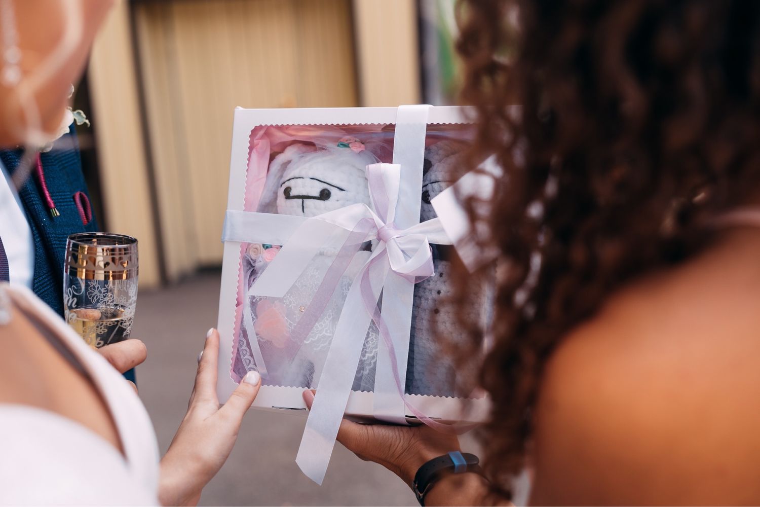 Вручение подарка на свадьбу. Подарок жениха невесте на свадьбе. Подарок невесте. Подарок невесте. Подарок невесте.