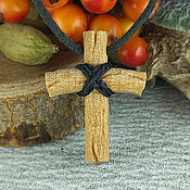 Нательный крест из ореха