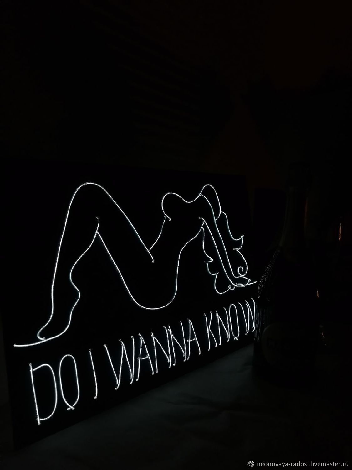 Неоновая вывеска: Arctic Monkeys - <b>DO</b> <b>I</b> <b>WANNA</b> <b>KNOW</b>?. 