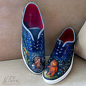 Painting on shoes. Sandals 