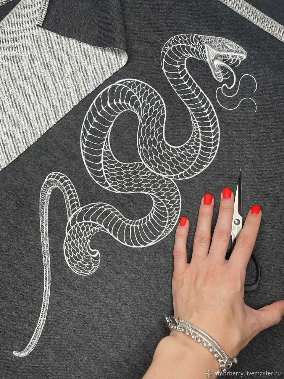 Заказать декоративную фактурную штукатурку Змея голубая от Мраморикс