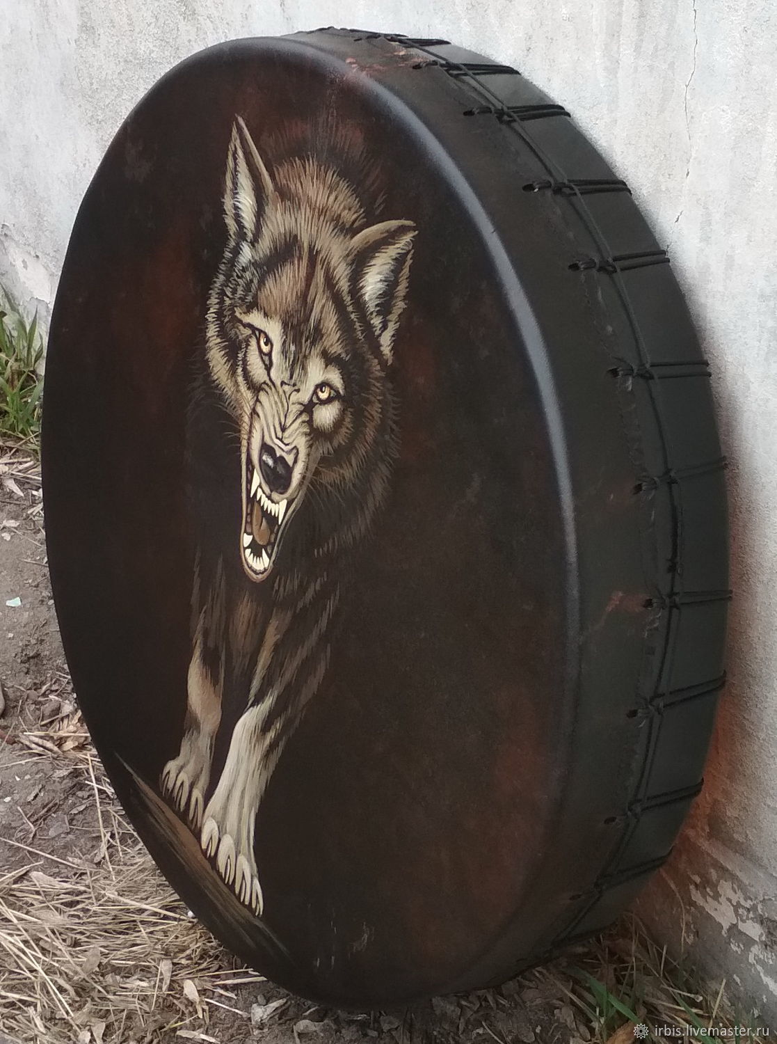 Декоративный бубен. Олень на бубне. Бубен шаманский волк. Бубен волк. Бубен волк.