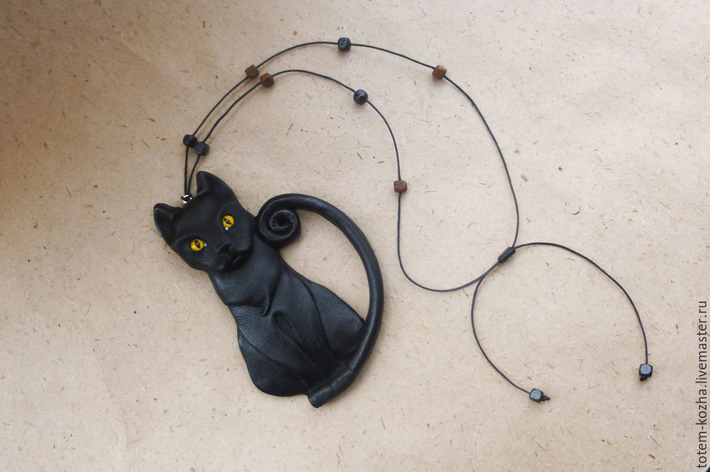 Черный кот - атрибут каждой ведьмы ;)