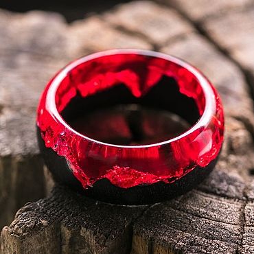 Рубиновое кольцо из эпоксидной смолы и дерева