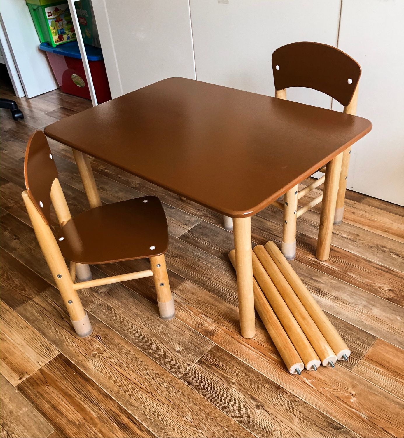 стол для детей с двумя стульями