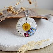 Украшения handmade. Livemaster - original item Pendant with chamomile and forget-me-nots. The pendant is made of resin with real flowers. Handmade.