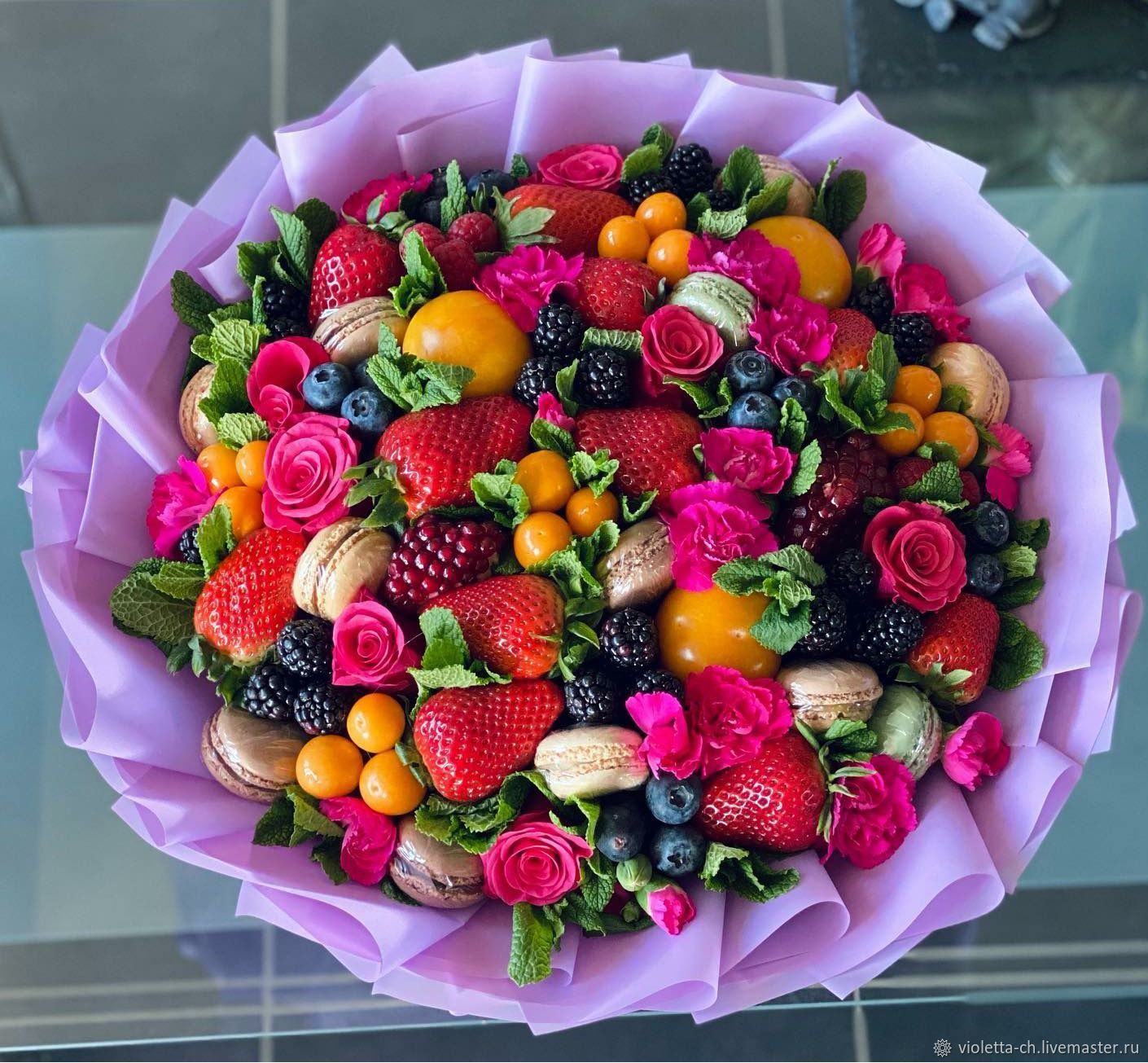Букет ягоды доставка. Букет ягода. Букет из ягод и фруктов. Ягодно-цветочный букет. Букет с ягодами и цветами.