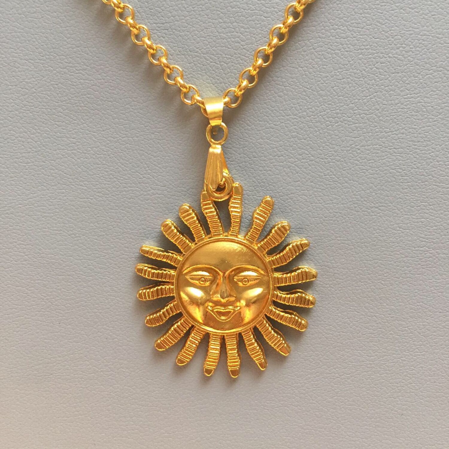 ожерелье солнце. ожерелье солнце. золотое колье с солнцем, луной. ожерелье солнце. красивое ожерелье с солнцем.