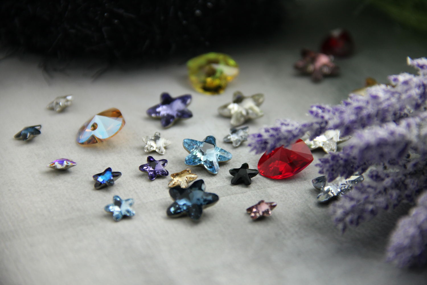 Кристаллы Swarovski придают шик украшениям.