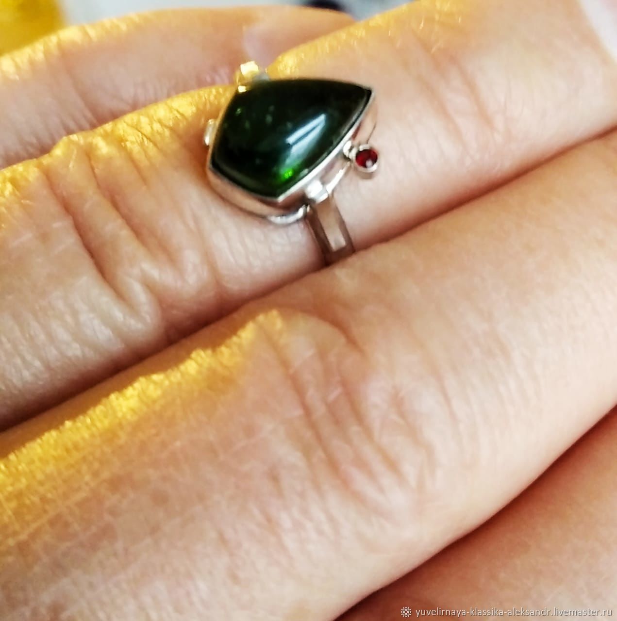 Кольцо серебряное с хромдиопсидом и гранатом арт.0130 купить в интернет ...