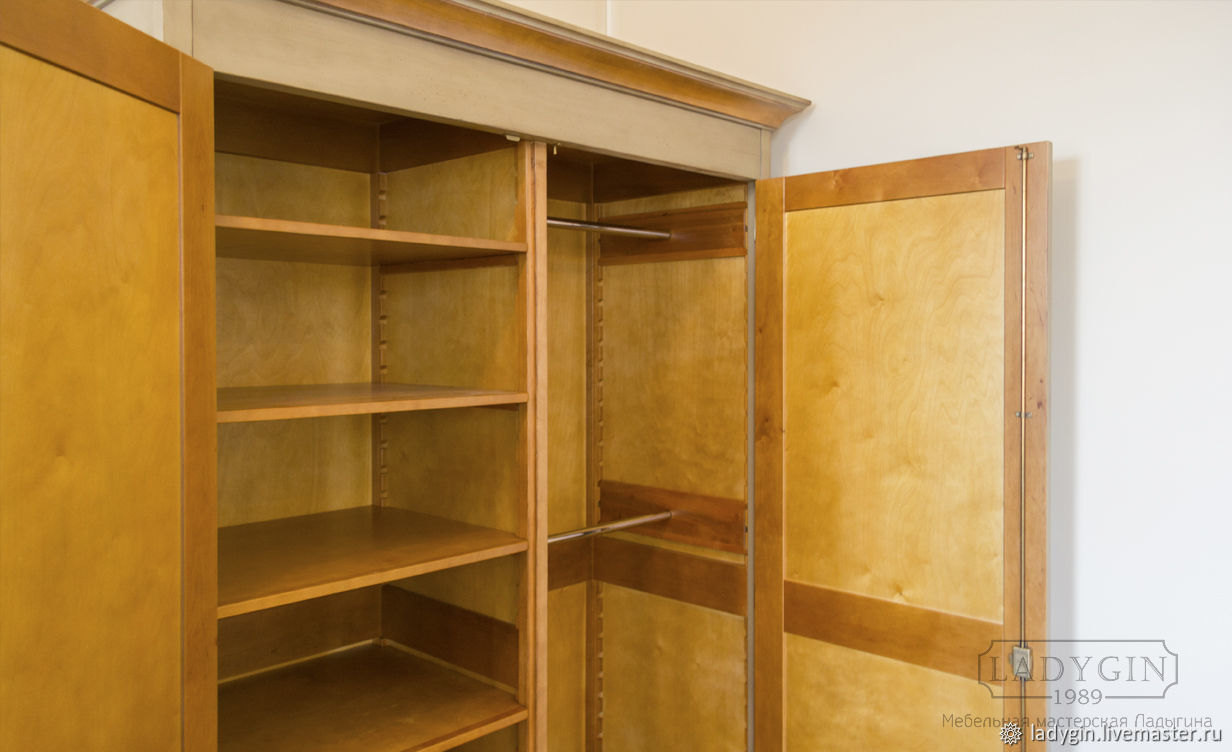 Деревянный платяной двустворчатый шкаф из классической коллекции в ...