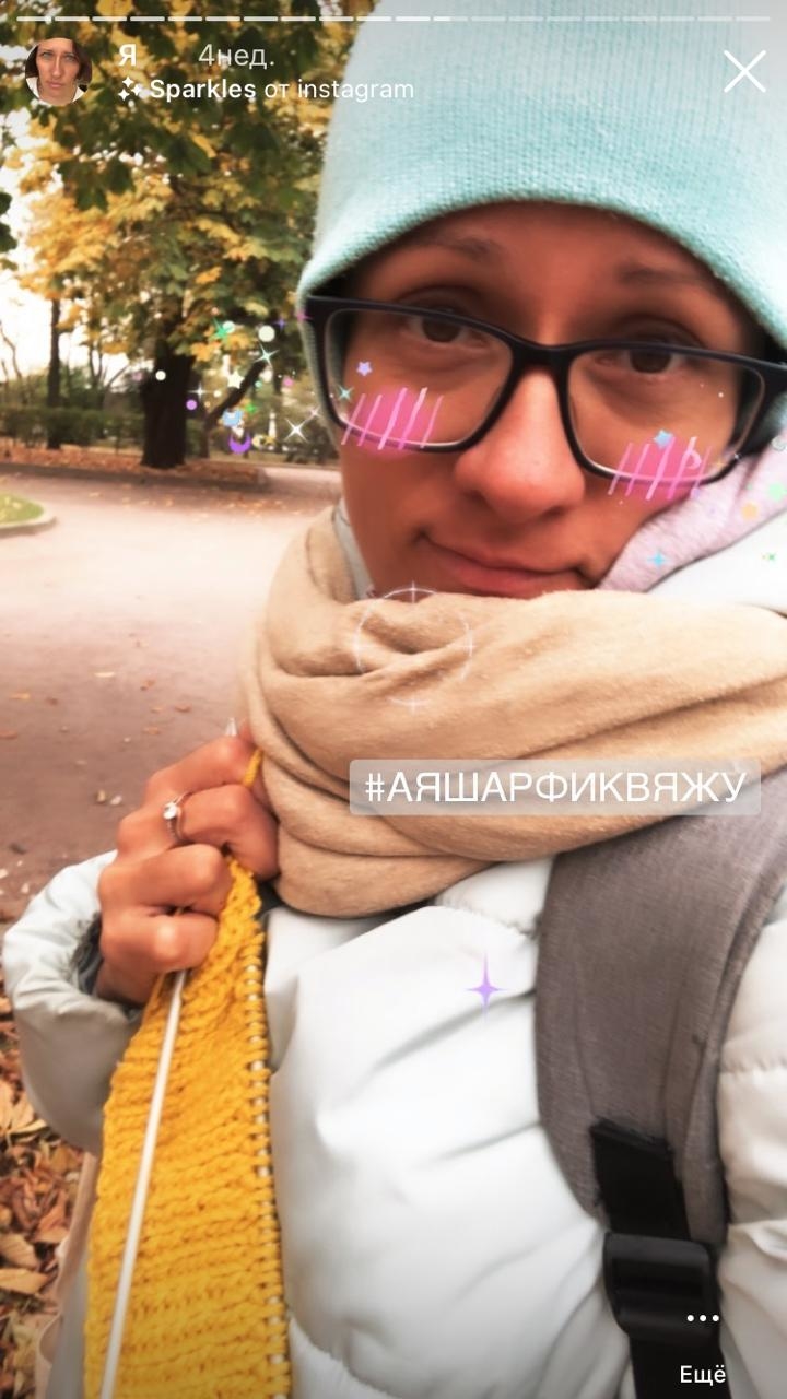 Вязаный желтый шарф