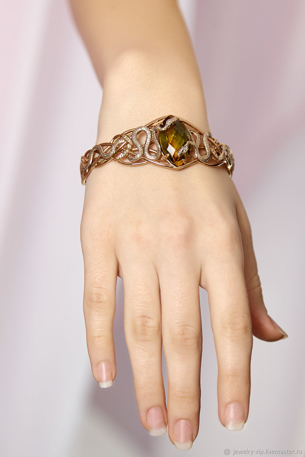 Женские браслеты на руку из золота ручной работы