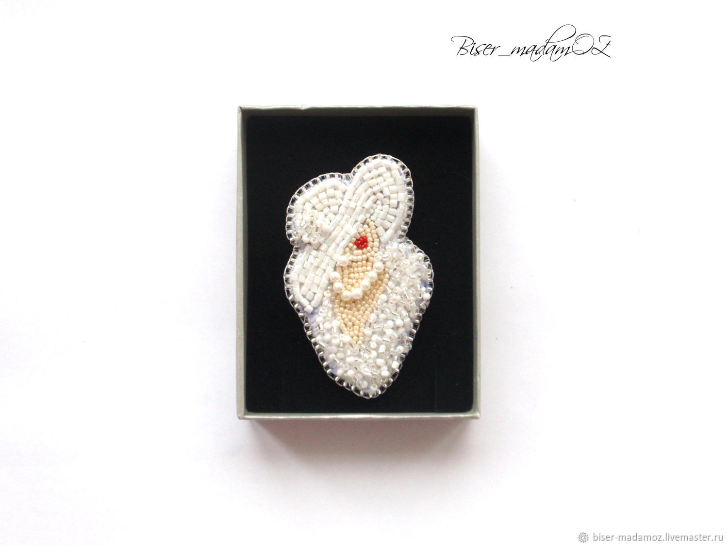 брошь девушка в шляпе. дама с брошью. дама с брошью. девушка с брошкой. брошь из бисера девушка.